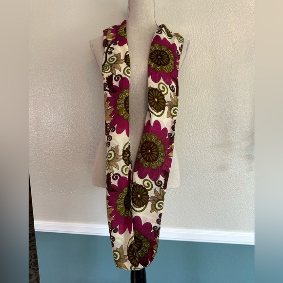 Gorgeous infinity scarf! - Picture 2 of 3